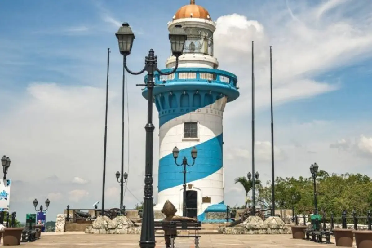 Nuevo mural en el Cerro Santa Ana destaca vínculo entre Guayaquil, el río y el mar