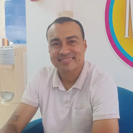 Mario Álava lanza “Sembrar un Sueño”, libro sobre disciplina y deporte juvenil en Manta