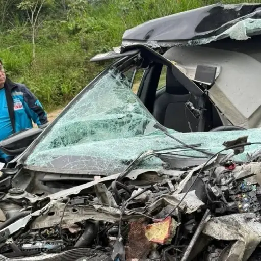 Tragedia en el Oriente ecuatoriano: violento choque dejó un auto completamente destruido y un fallecido