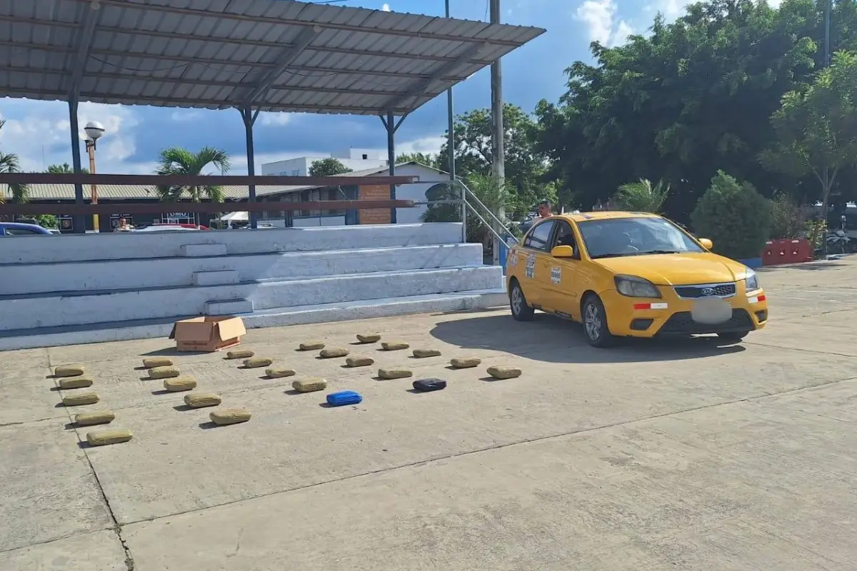 La droga incautada en el taxi quedó bajo custodia de la Policía Nacional., El Diario