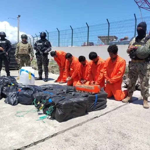 Fuerzas Armadas decomisaron cargamentos de droga frente a las costas ecuatorianas y se detuvo a once personas