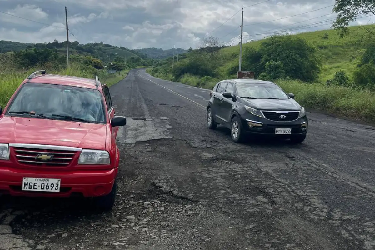 Conductores se las ingenian para evitar caer en los pronunciados baches., El Diario.