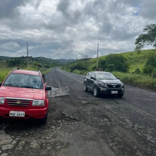 “Esquiva y esquiva huecos”; vía San Clemente-Bahía de Caráquez, Sucre, presenta deterioro acelerado, dicen conductores
