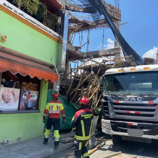 Colapso de losa en construcción en Tumbaco deja cuatro trabajadores heridos