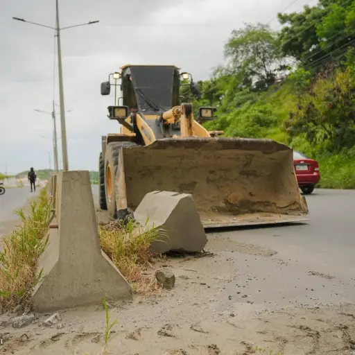 Cierre de tramos peligrosos en la vía Circunvalación de Manta tras accidente que dejó tres fallecidos