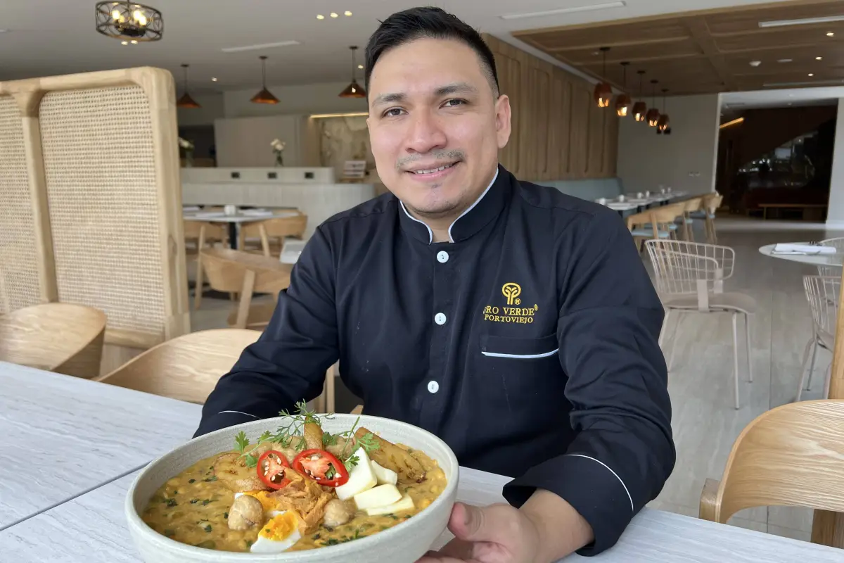 José Miguel Torres, chef ejecutivo del Hotel Oro Verde Portoviejo, presenta un plato de fanesca preparado con todos sus ingredientes tradicionales., El Diario.