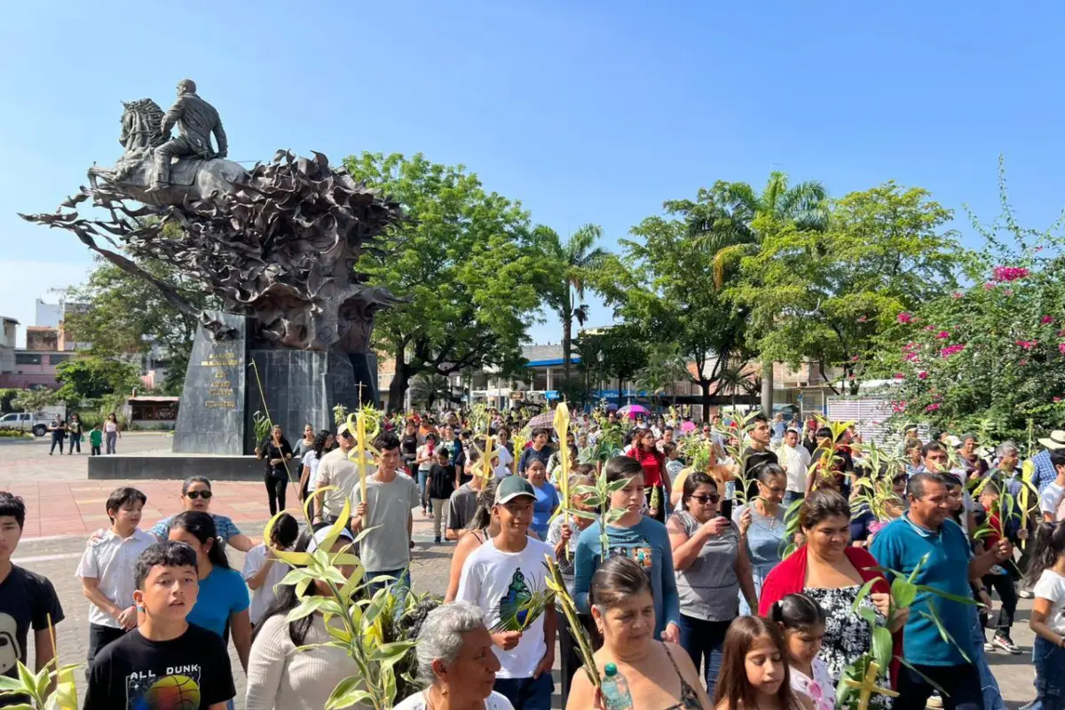 Cientos de personas participaron en la procesión por el Domingo de Ramos. 