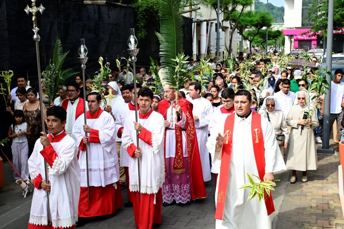 El Domingo de Ramos reunió a cientos de personas en la procesión que inició en la iglesia La Merced y culminó en la Catedral., El Diario.