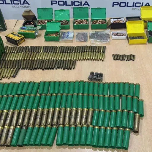 Policía incauta municiones y explosivos en operativo contra presunto grupo delictivo