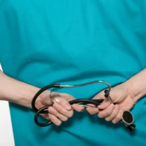Justicia ecuatoriana condena a médico por mala práctica que dejó cuadripléjica a una menor en Quito