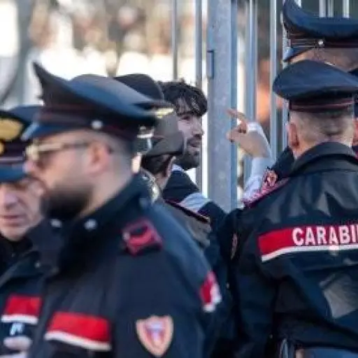 Más de 30 personas son tomadas como rehenes por un grupo de supuestos ladrones en un banco del sur de Italia