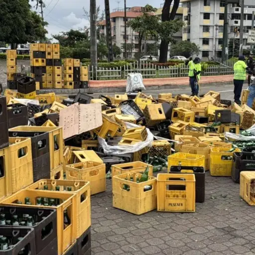 Camión que transportaba cerveza sufre siniestro en Guayaquil; ciudadanos se llevan la carga