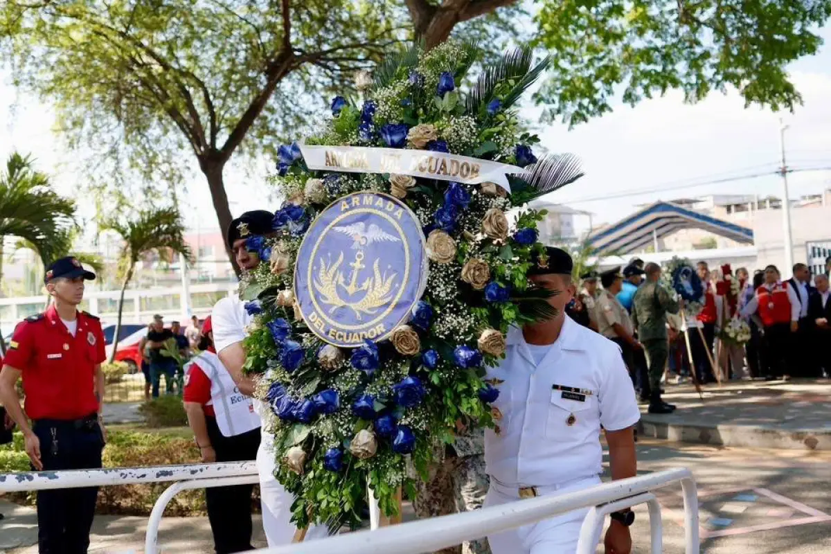 Uno de los actos con los que iniciaron los homenajes por las víctimas del 16A fue la entrega de arreglos florales en el memorial del parque El Rosario de Tarqui., El Diario