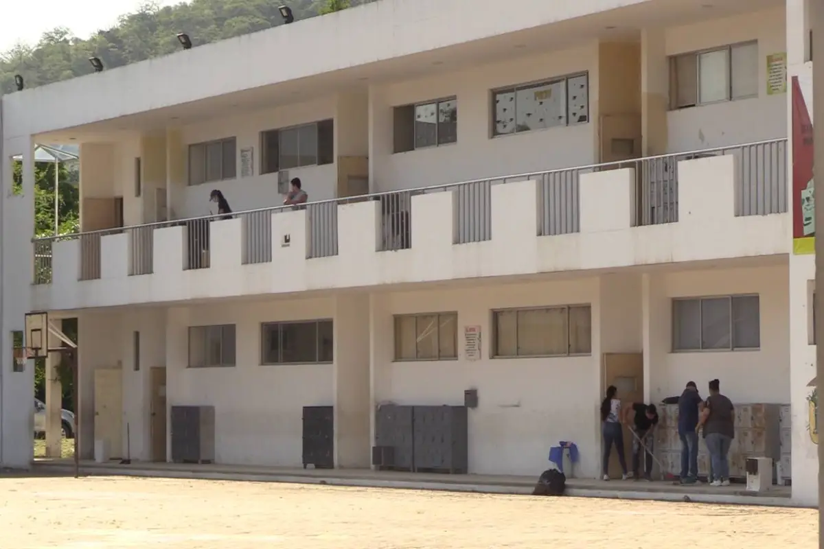 Unidad Educativa Olmedo realiza minga de limpieza previo al inicio del año lectivo, producción El Diario