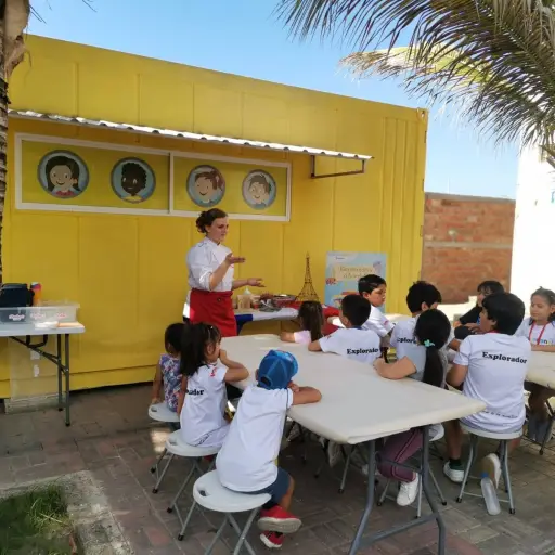 Submarino Amarillo y ULEAM ofrecen talleres gratuitos de inglés para niños en Manta