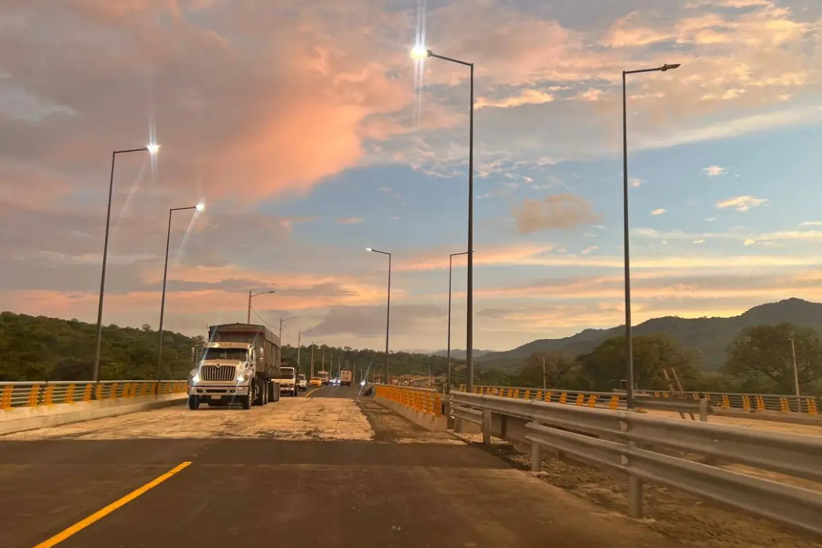 Los vehículos ya circulan por el primer puente., El Diario