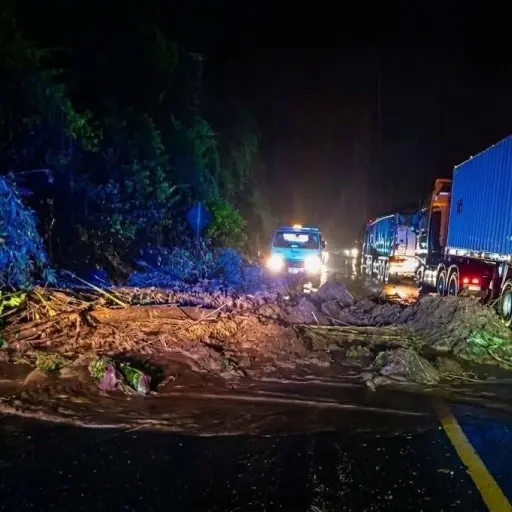 Derrumbes afectan tránsito y dejan un bus cubierto de lodo en la Alóag – Santo Domingo