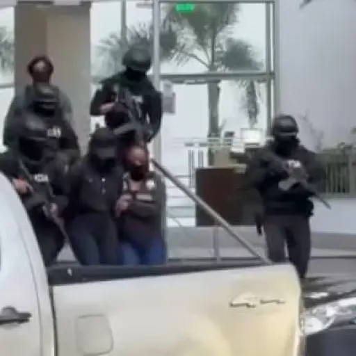Fiscalía procesa a mujer por presunto tráfico de armas tras operativo en Puerto Santa Ana donde murió alias “Frenillo”