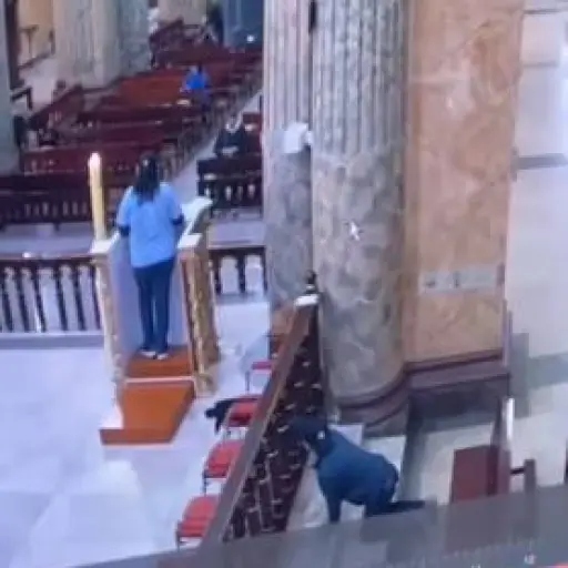 Delincuente roba cartera durante misa en iglesia de Sangolquí y se persigna antes de salir