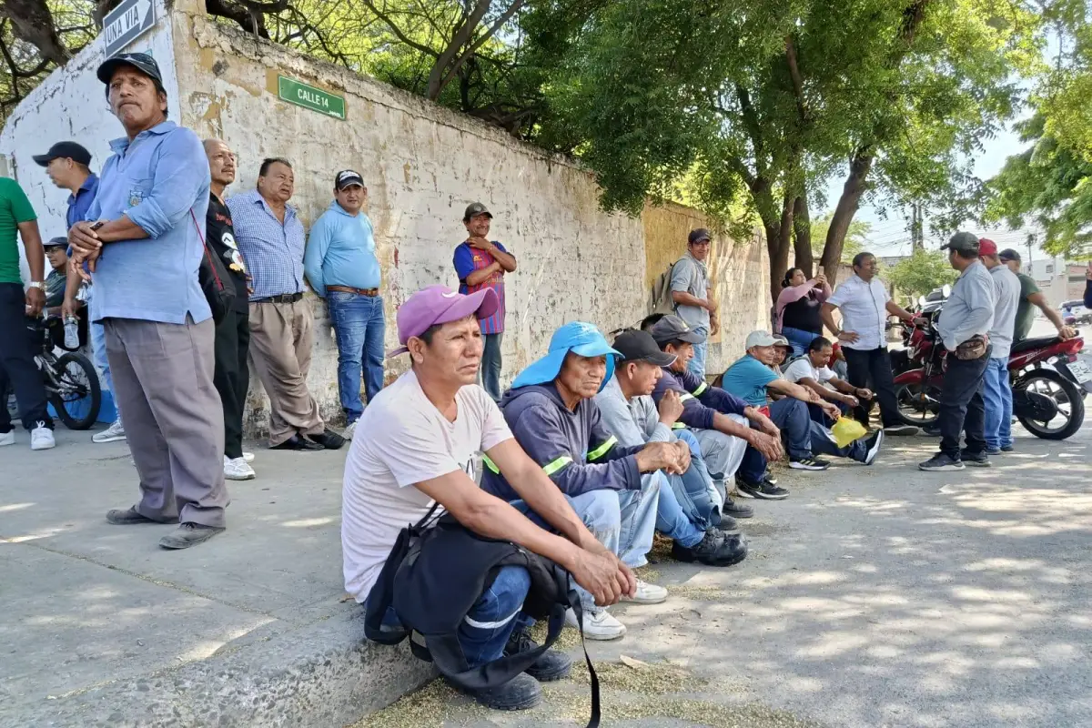 Preocupación y decepción mostraban los rostros de los obreros que este viernes otra vez reclamaron sus sueldos en una paralización de actividades., El Diario
