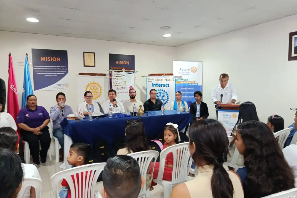 Rotary Club Manta Spondylus durante la entrega de las becas a 23 niños y jóvenes., El Diario