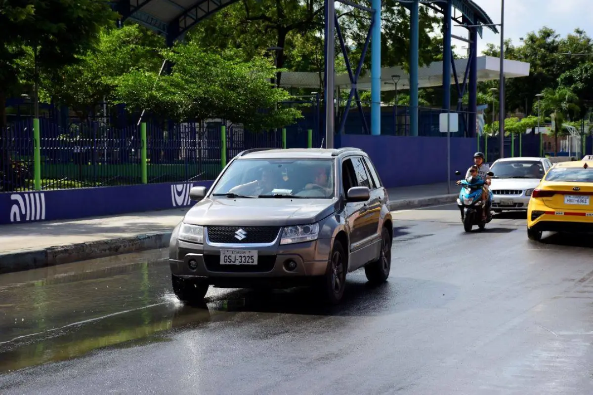 El rebose de aguas afecta la movilidad y salud de los moradores de la calle Coronel Sabando