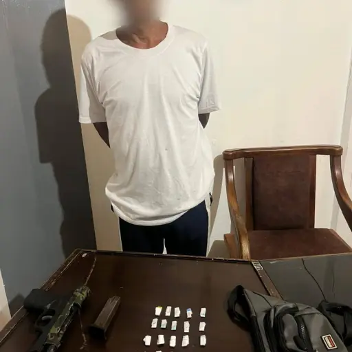 Hombre es detenido con droga y un arma en Bahía de Caráquez