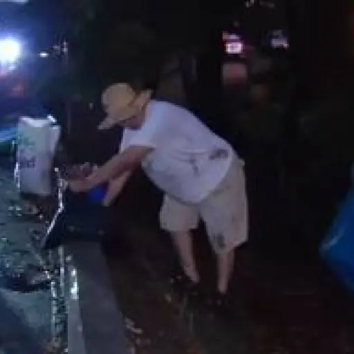 Camión con 8 000 libras de camarón se volcó en Guayaquil y generó saqueo de la carga