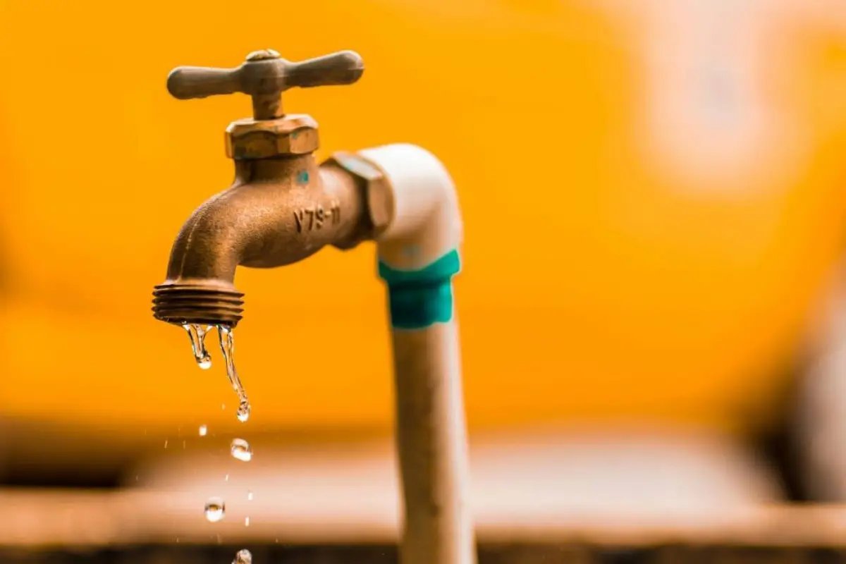 Interagua suspende el servicio de agua potable en más de 30 barrios del sur de Guayaquil.