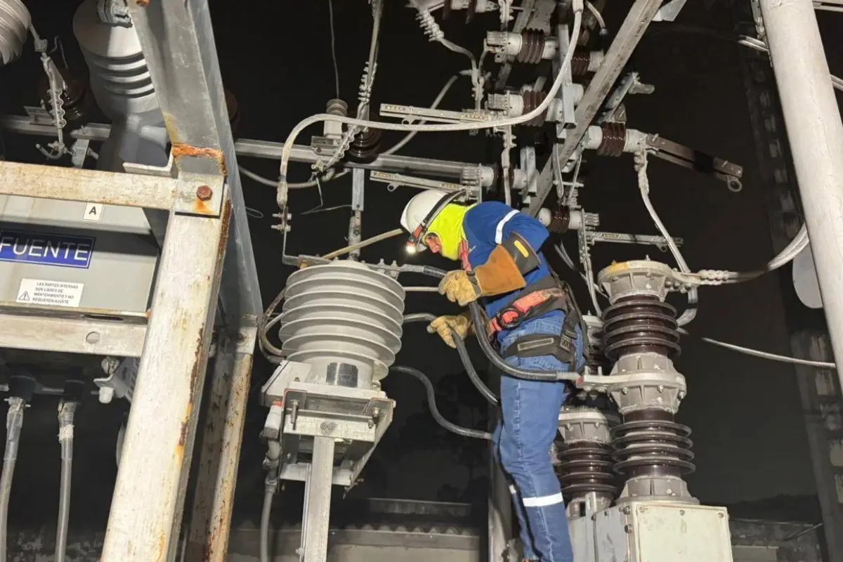 Trabajadores de CNEL haciendo mantenimiento en una subestación en Guayaquil., CNEL.