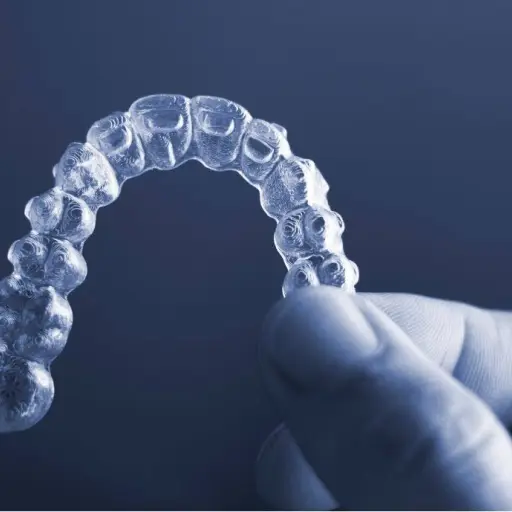 Brackets vs. alineadores: diferencias, beneficios y cuál elegir para corregir la sonrisa