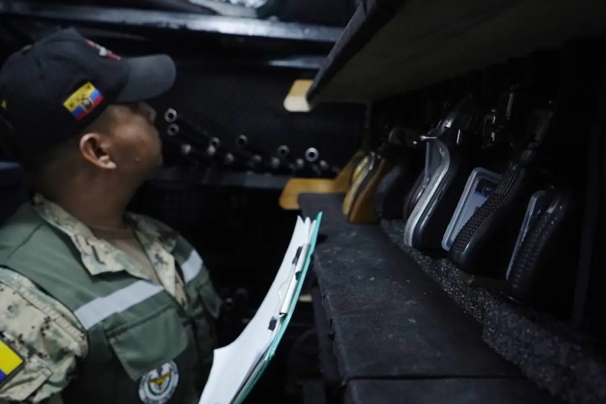 Las Fuerzas Armadas de Ecuador endurecen el control de armamento privado ante el riesgo de desvío a las mafias.