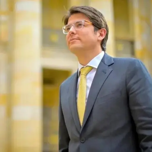 La Fiscalía de Colombia acusa a otro hombre por su presunto papel en el asesinato del senador Miguel Uribe