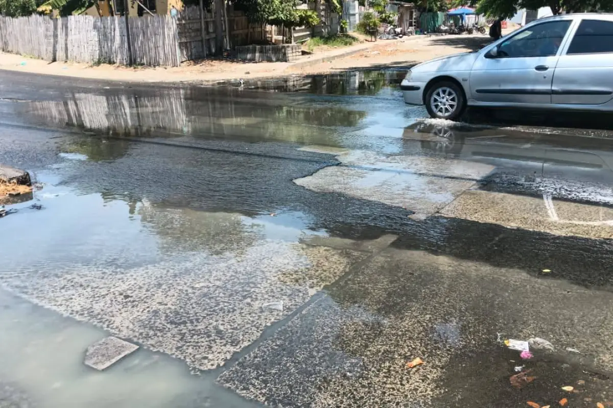 Los carros que circulan por la calle que conecta El Palmar con Altagracia se ensucian y salpican con el agua servida que atraviesa el lugar., El Diario