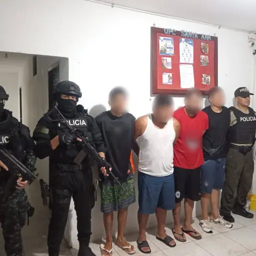 Cuatro detenidos y armas incautadas tras allanamiento en zona rural de Santa Ana