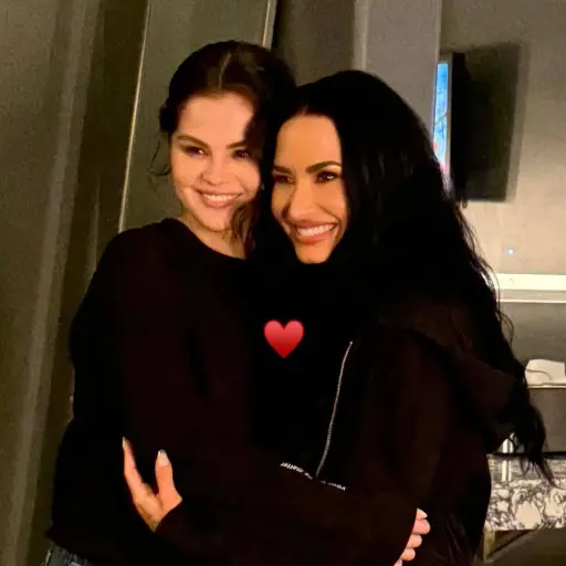 Selena Gomez y Demi Lovato se reencuentran tras años y emocionan a fans en pleno concierto