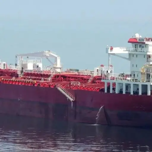 Petrolero chino cruzó el estrecho de Ormuz pese al bloqueo y advertencias de Estados Unidos