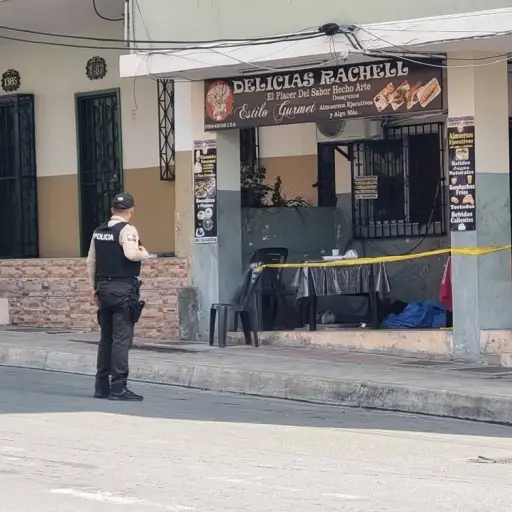 Asesinan a un hombre en el centro de Manta mientras almorzaba