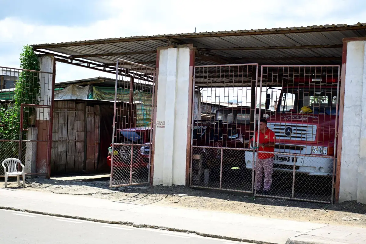 El cuartel de los bomberos de Jama funciona en una improvisada covacha., El Diario