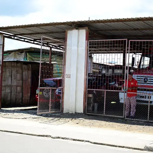 “Los bomberos de Manabí hemos sido engañados”; tras 10 años del terremoto aún esperan estaciones bomberiles prometidas
