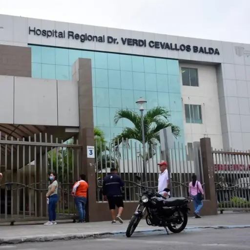 Alarma en Manabí por despidos en el sector salud en medio de una crisis hospitalaria