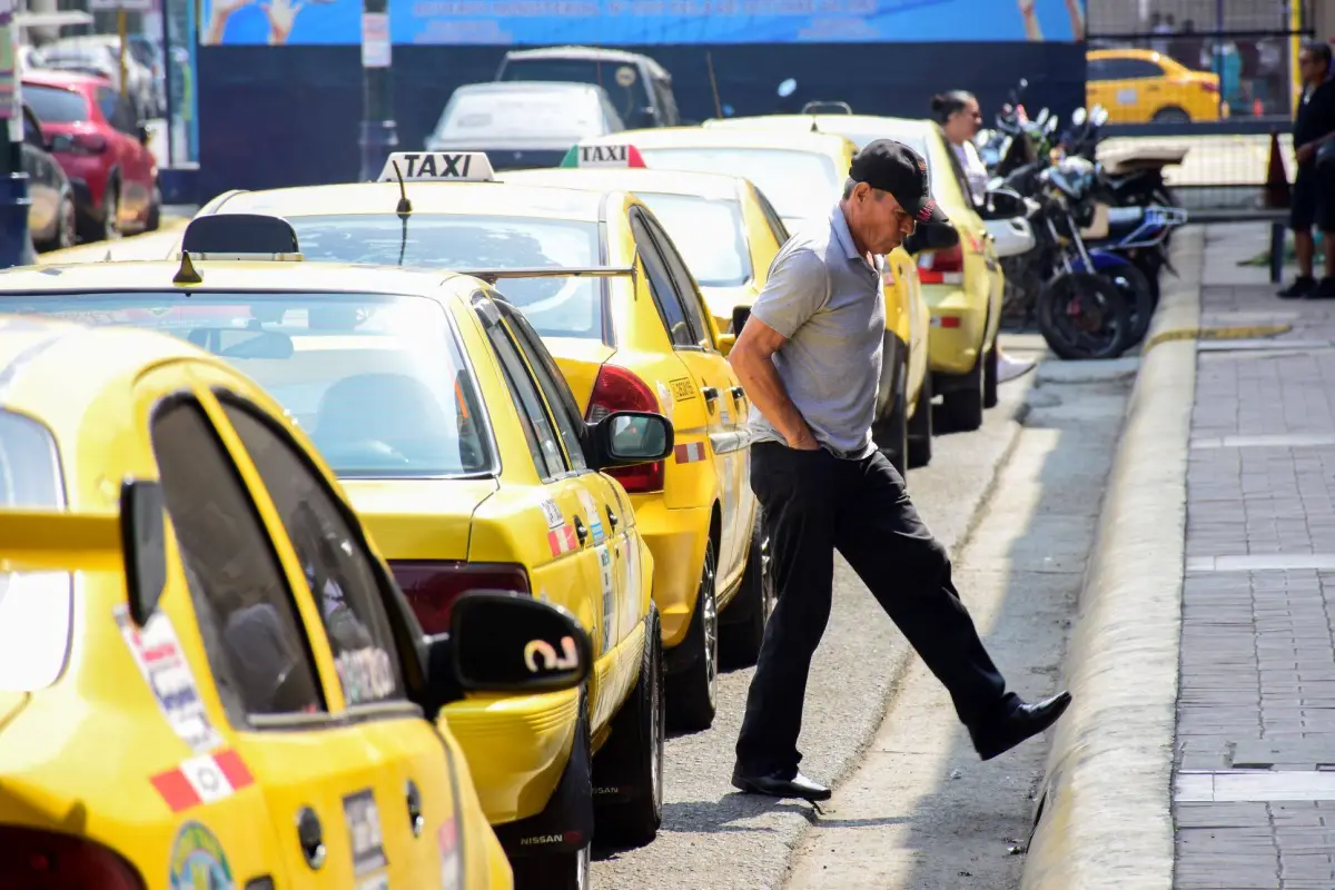 Muchos taxistas de Portoviejo han optado por instalar GPS en sus unidades., El Diario
