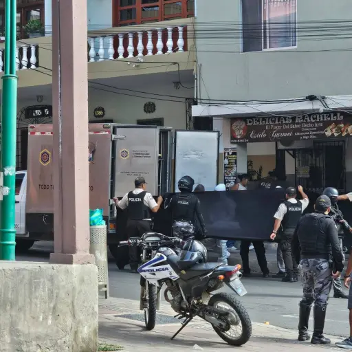 Taxista es asesinado a tiros mientras almorzaba en el centro de Manta