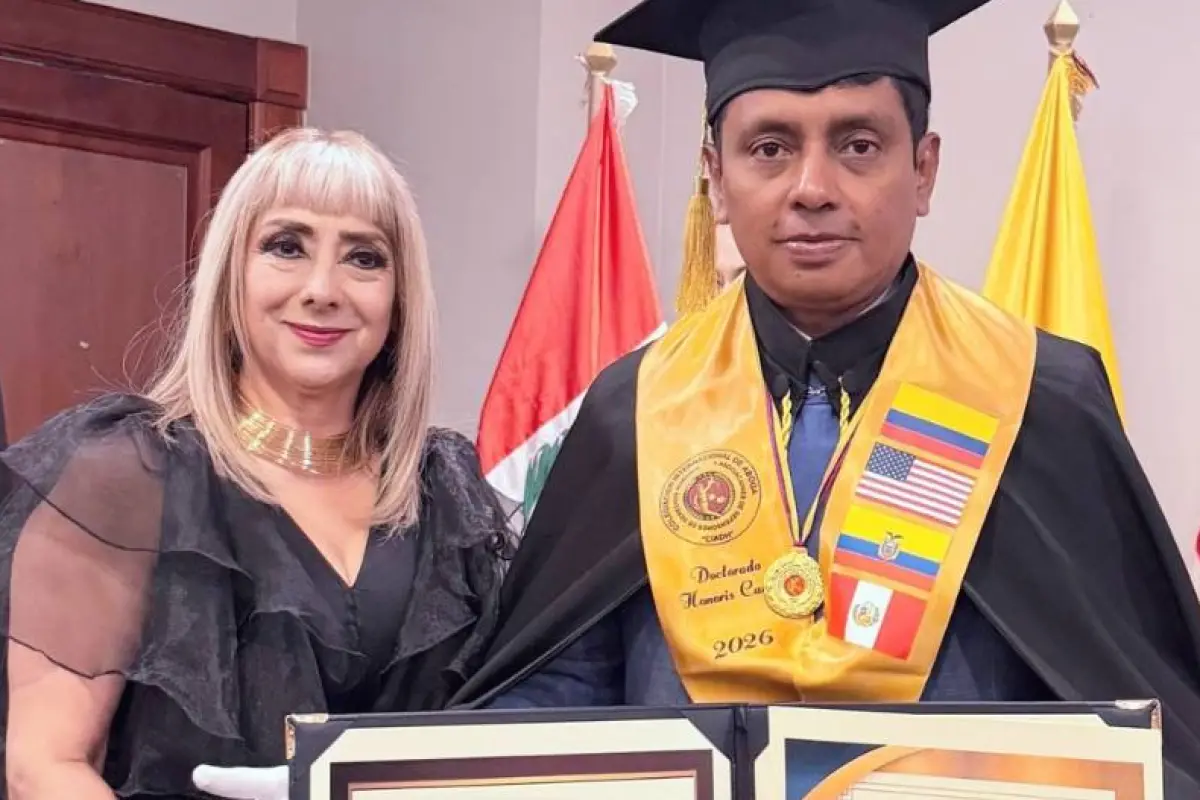 Galo Mera recibiendo su doctorado entregado por Patricia Robalino, Redes sociales