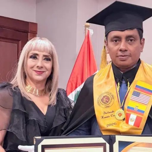 El periodista manabita Galo Mero recibe doctorado honoris causa en Quito