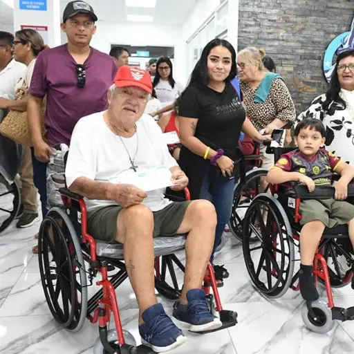 EP DASE entrega 20 sillas de ruedas en Guayaquil con apoyo del Club Rotario La Puntilla