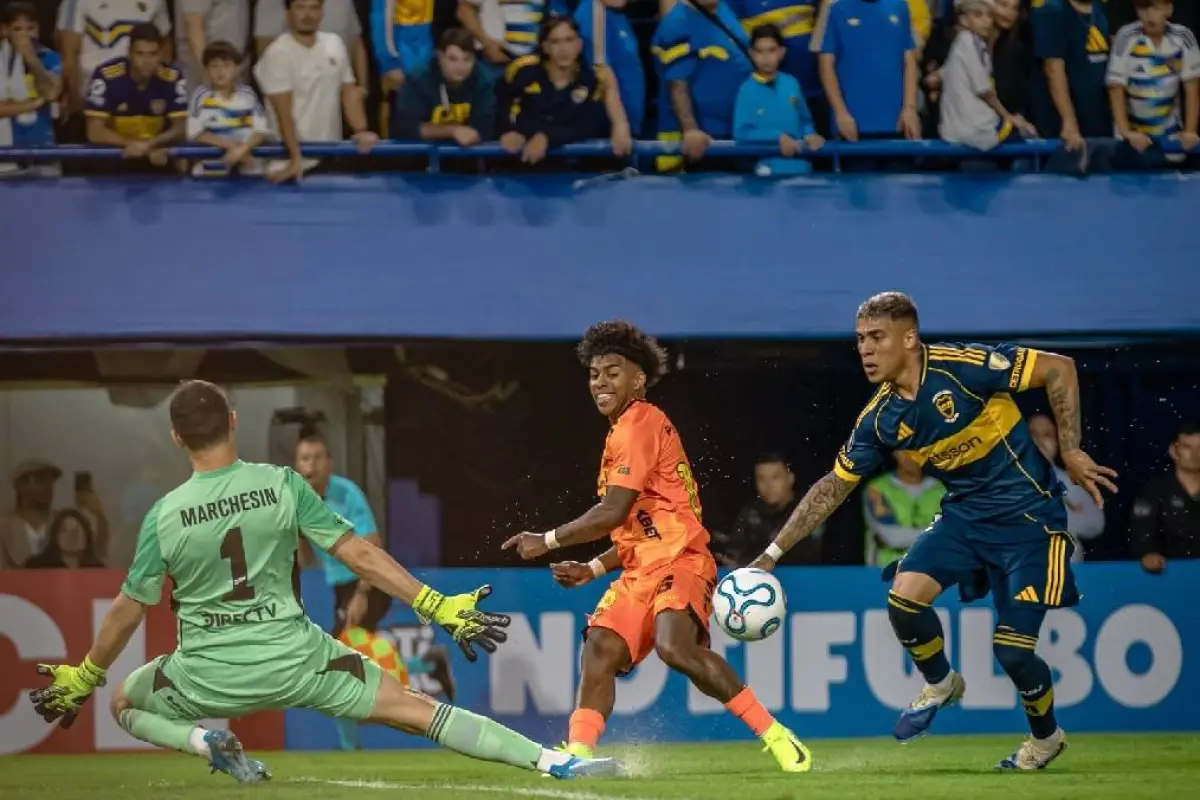 Luis Cano (centro) fue el jugador más desequilibrante de Barcelona SC, pero fue reemplazado al iniciar el segundo tiempo., Foto: X Boca Juniors