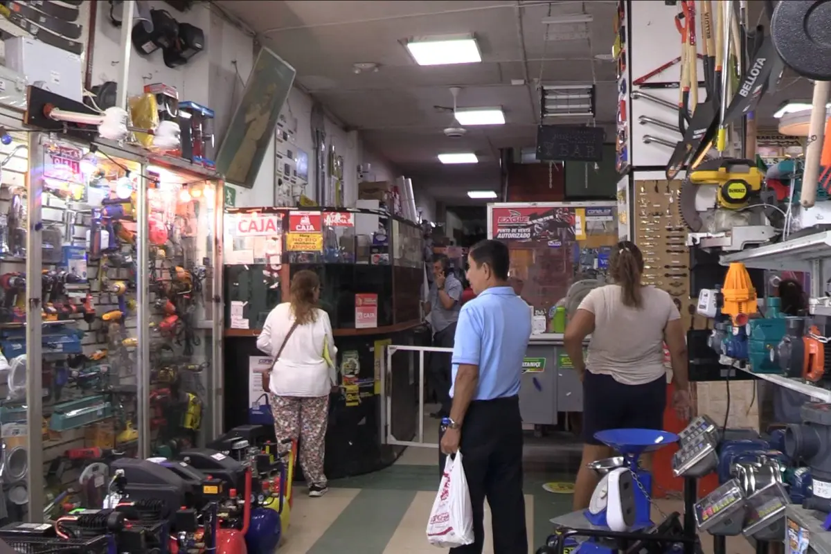 Aumenta la demanda de generadores y focos recargables tras cortes eléctricos en Manabí
