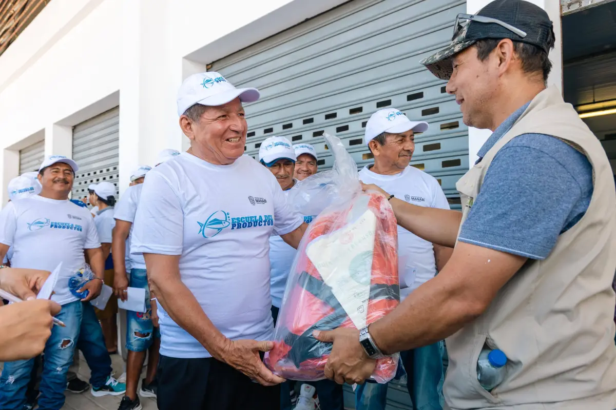 2.	Prefectura de Manabí entrega herramientas a 265 pescadores en San Mateo., El Diario