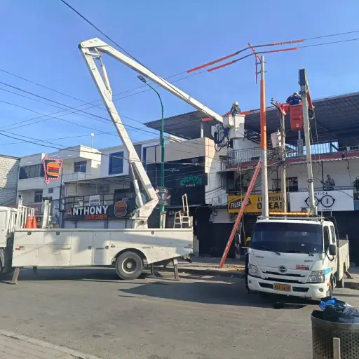 Tras varias solicitudes de vecinos, CNEL inicia cambio de postes y redes en avenida Flavio Reyes de Manta 